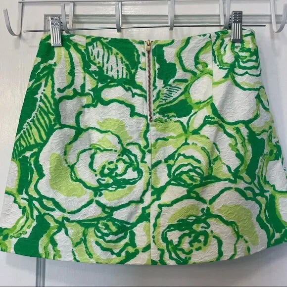 Lilly Pulitzer Tate Skirt in Heartbreaker Green Floral St. Patrick Print - Picture 2 of 8